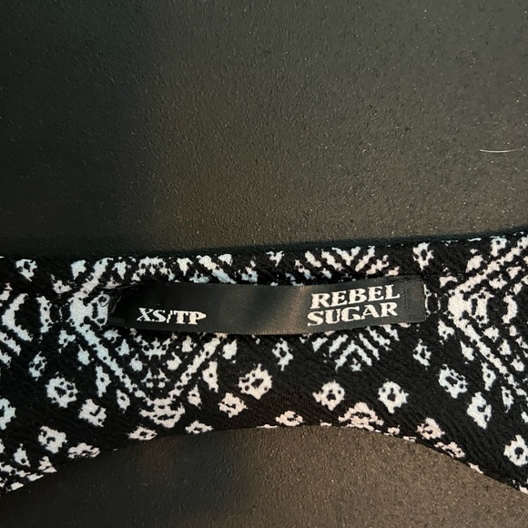 Patterned Dress with Open Back - Picture 2 of 3